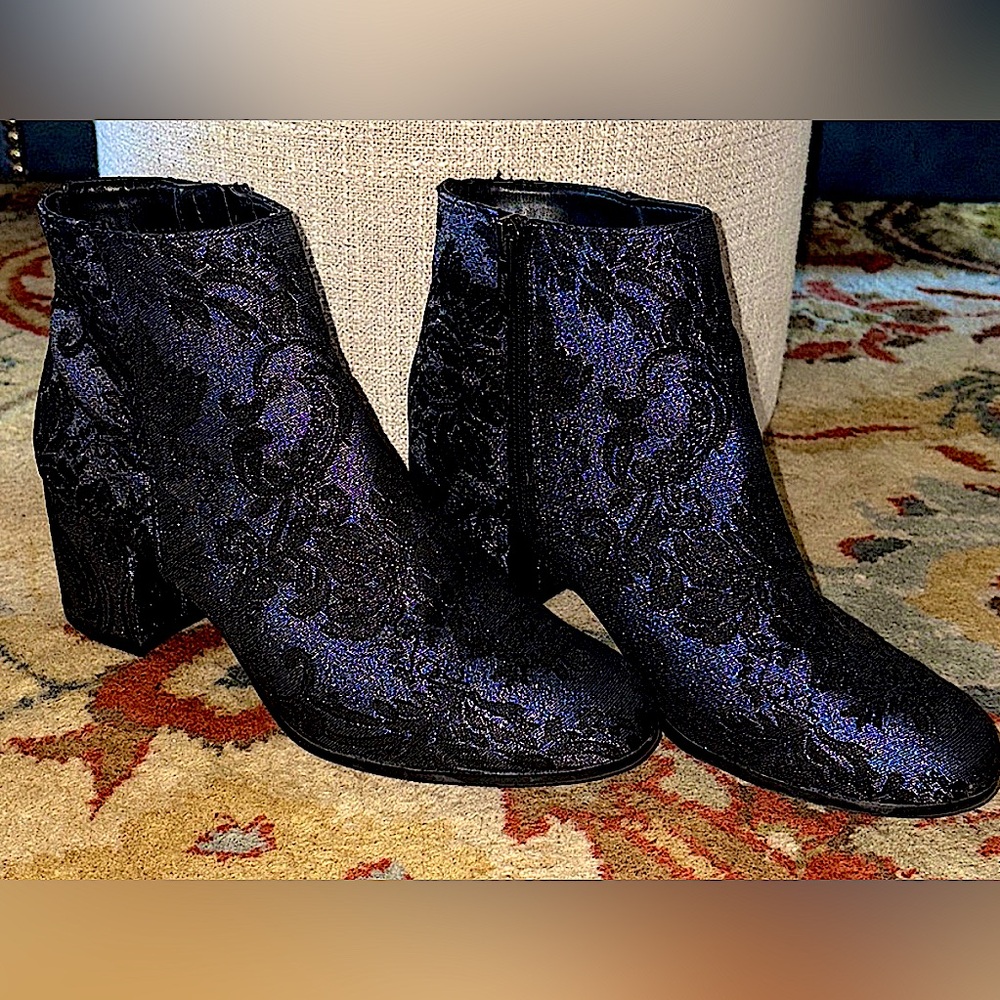 Circus by Sam Edelman Womans black blue beautiful ankle booties, 8.5 like new